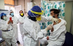 کارکنان بخش ICU بیمارستان ایذه واکسن کرونا تزریق می کنند