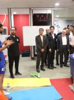 استاندار خوزستان با حضور در ورزشگاه از نزدیک شاهد دیدار استقلال خوزستان و استقلال تهران بود