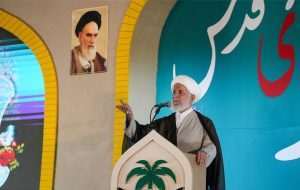 ملت ایران عزادار هستند ولی میدان را خالی نمی کنند و پشت نظام هستند