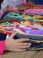 مشارکت خیران در تامین بسته های نوشت افزار برای دانش آموزان نیازمند